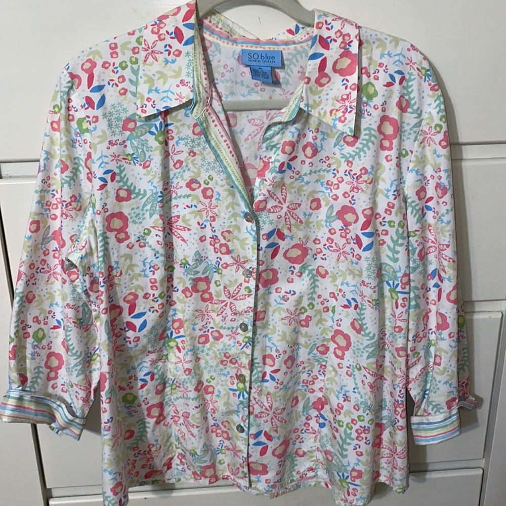 Spring Floral button down, pretty colors. 3qtr sleeve